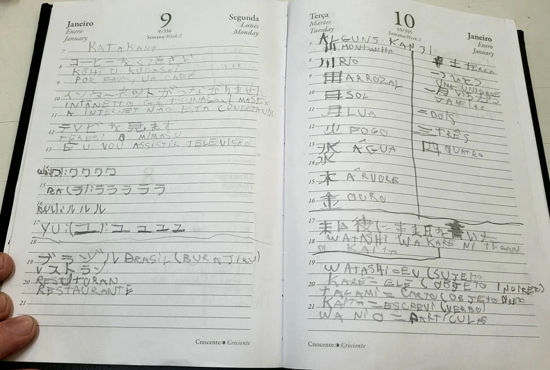 Agenda de aluno com katakana, primeiros kanji e uma frase analisada