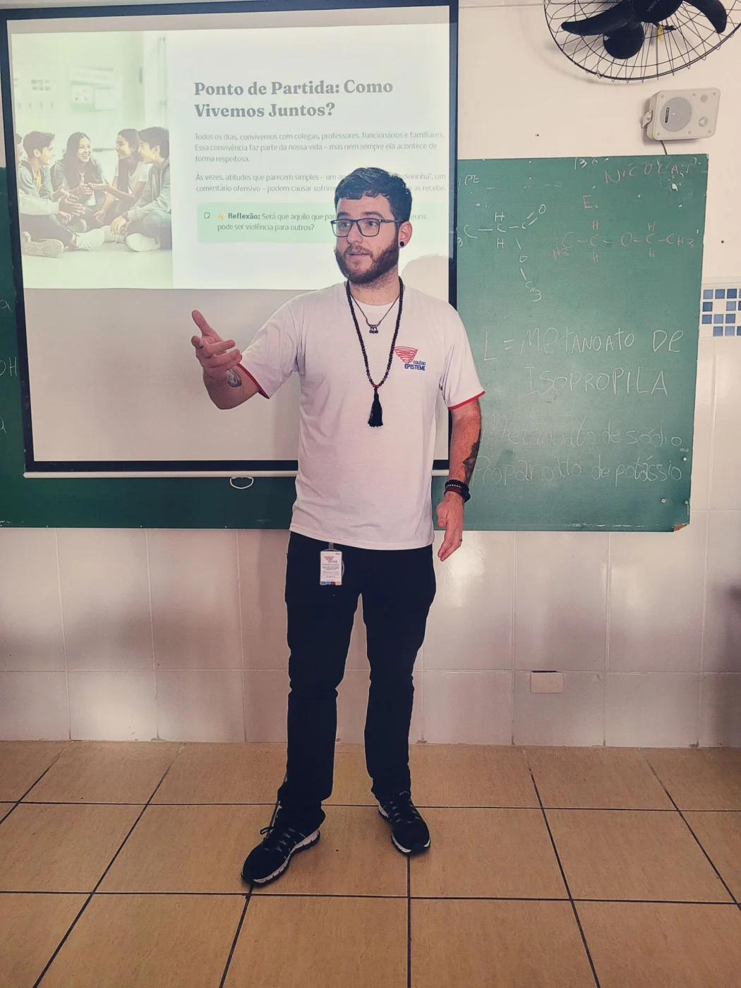Professor Guilherme Schneider dando aula de japonês online ao vivo