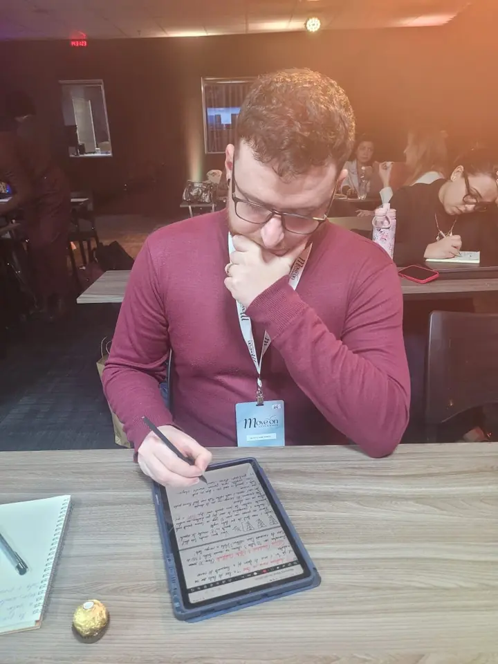 Guilherme Schneider fazendo anotações em um tablet