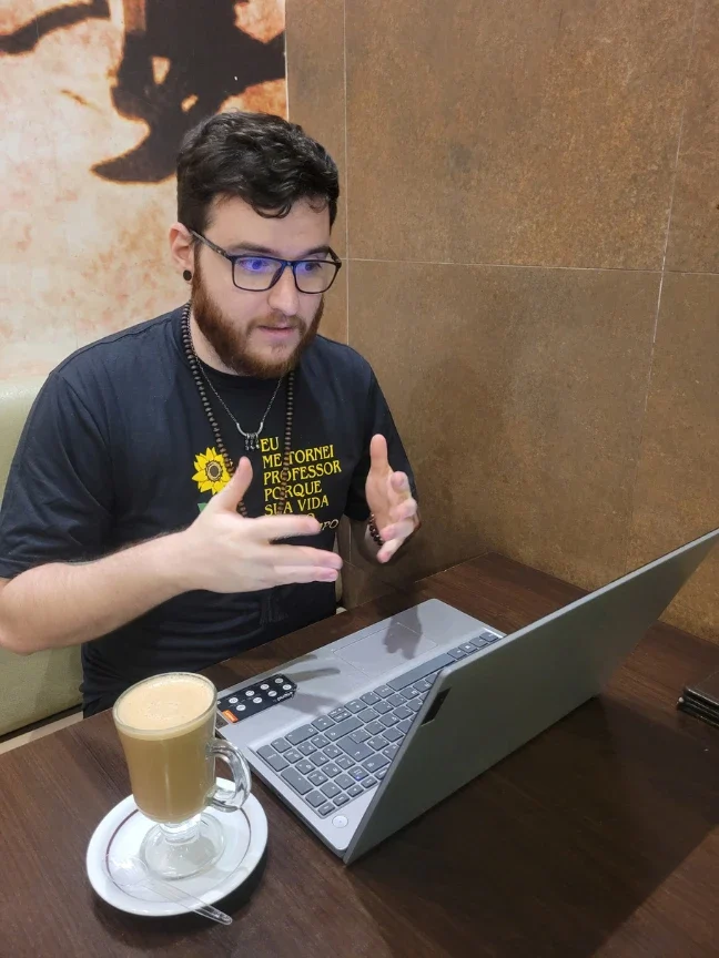 Professor Guilherme Schneider durante uma aula de conversação