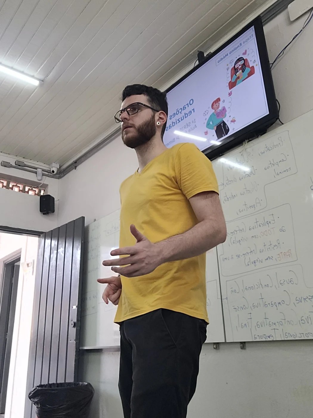 Professor de japonês Guilherme Schneider em sala de aula